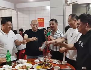 Celebração da Empresa - Uma Reunião Festiva
    